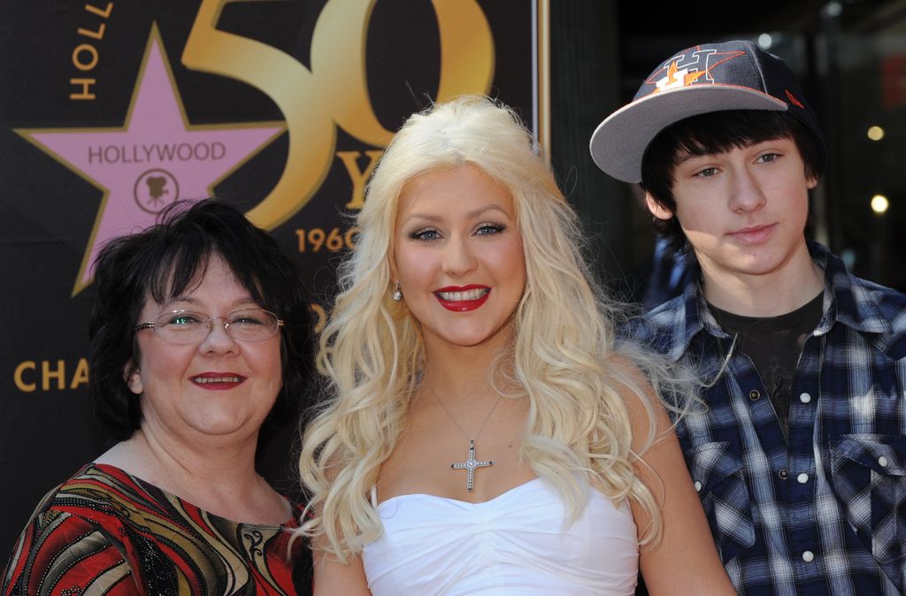 Christina Aguilera posa con su madre, Shelly Kearns, y su hermanastro Michael en el Paseo de la Fama de Hollywood