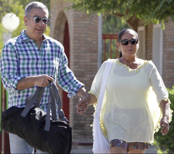 Isabel Pantoja, junto a su hermano Agustín, a la salida de prisión para disfrutar de su segundo permiso penitenciario
