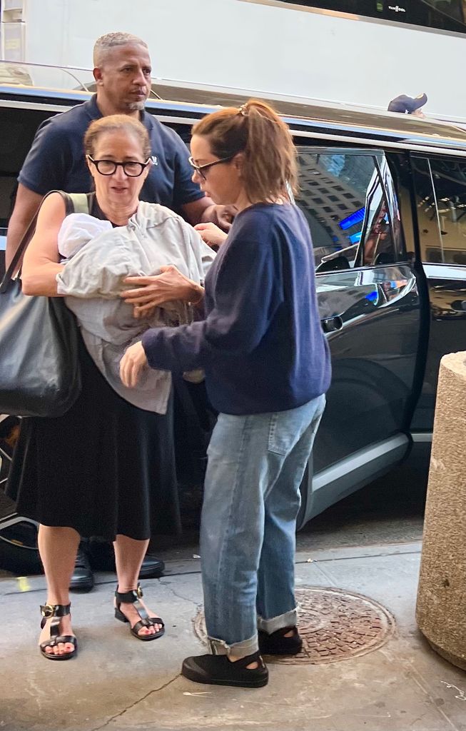 Aubrey Plaza estuvo pendiente en todo momento de su bebé.