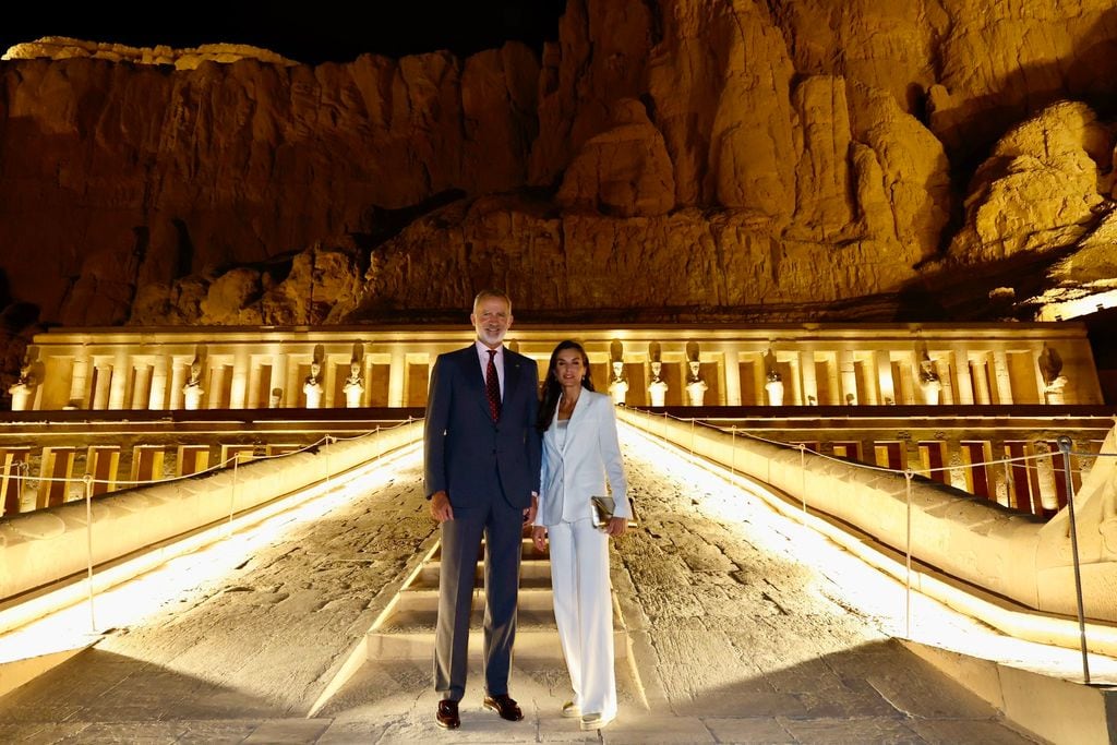 Los reyes inaugurando la iluminación del Templo de Hatshepsut, en Luxor