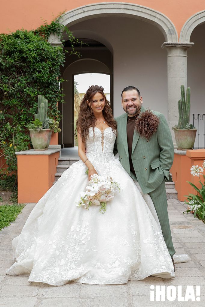 Karla Díaz y Daniel Dayz durante la fiesta de su boda