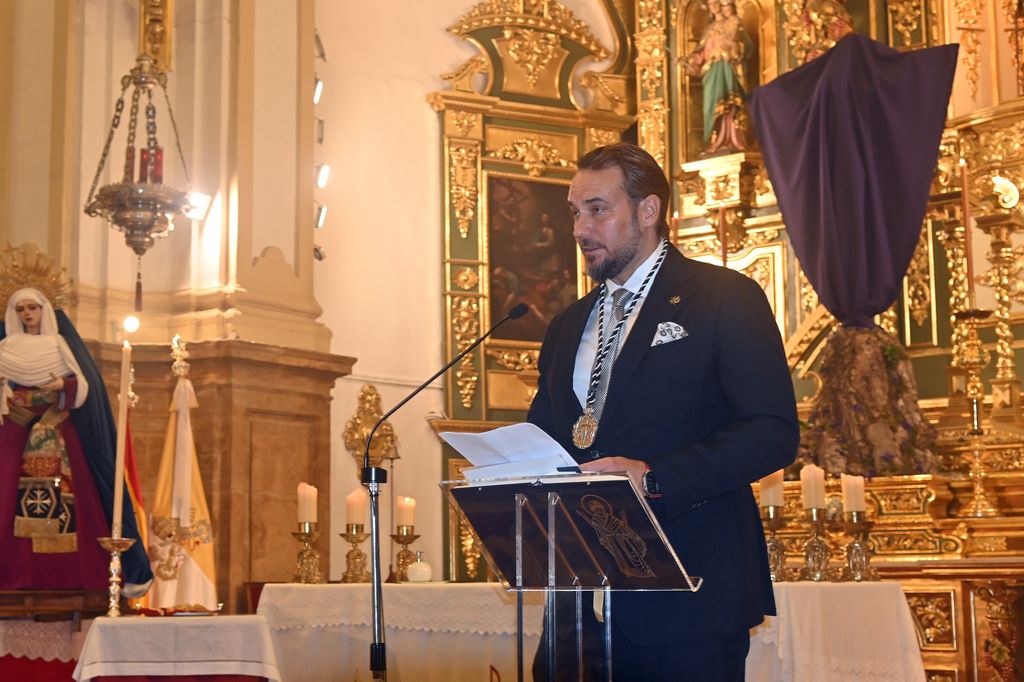 Francisco de Borbón leyendo durante el especial acto público