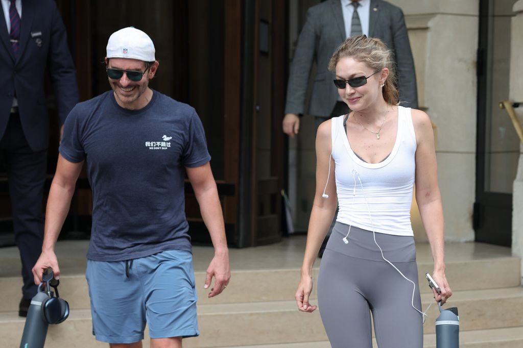 radley Cooper y Gigi Hadid fueron fotografiados paseando por París, donde un pequeño detalle en sus manos hizo saltar todas las alarmas