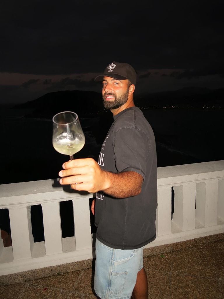 Jencarlos Canela está disfrutando de sus vacaciones de verano en España.