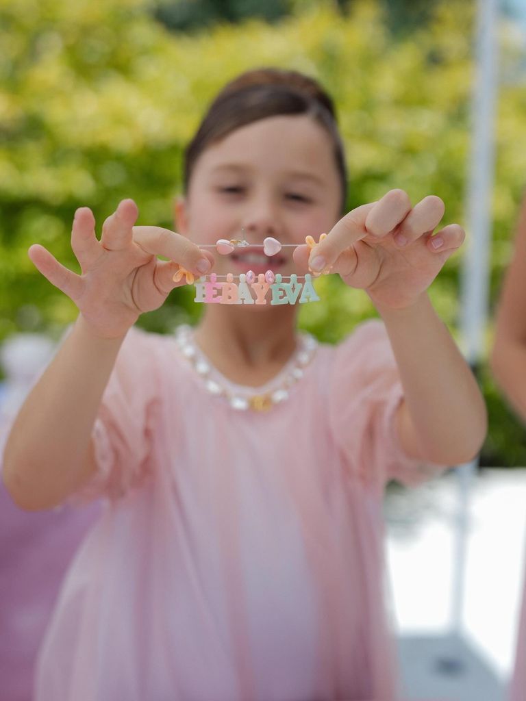 María Fernanda hizo una linda pulsera con su apodo y el primer nombre de su hermanita.