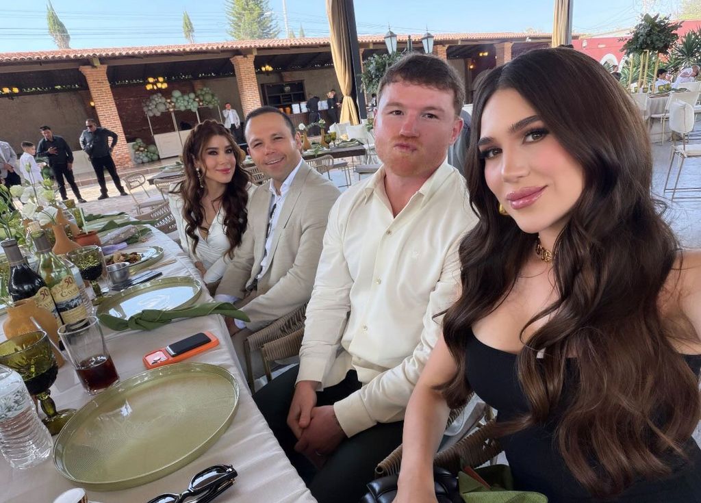 Fernanda y El Canelo, con sus nuevos compadres, Ricardo Álvarez y Gaby.