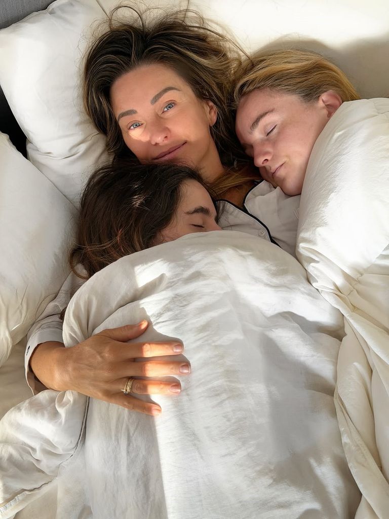 Dominika Paleta con sus hijas María y Aitana.