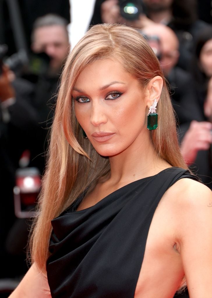 Bella Hadid presume nuevo ´look´en la alfombra roja de Cannes.
