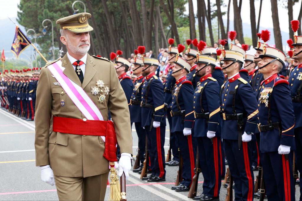 El Rey pasando revista a las tropas