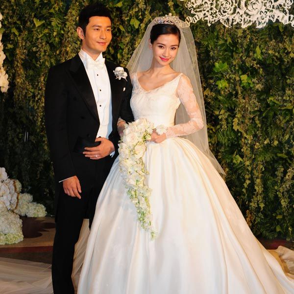 Angelababy y Huang Xiaoming se dieron el "sí, quiero" en una espectacular boda por todo lo alto y con todo lujo de detalles para 2.000 personas en el Centro de Exposiciones de Shanghái
