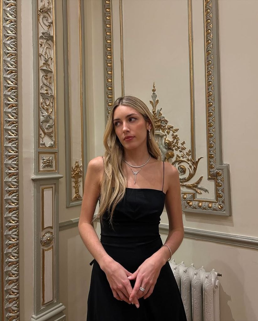 Daniela Figo, radiante vestida de negro con diamantes