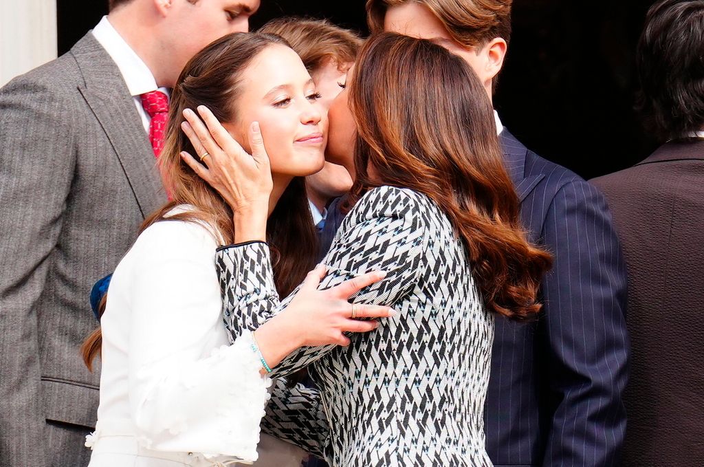 La princesa Marie da un cariñoso beso a su ahijada, Josephine