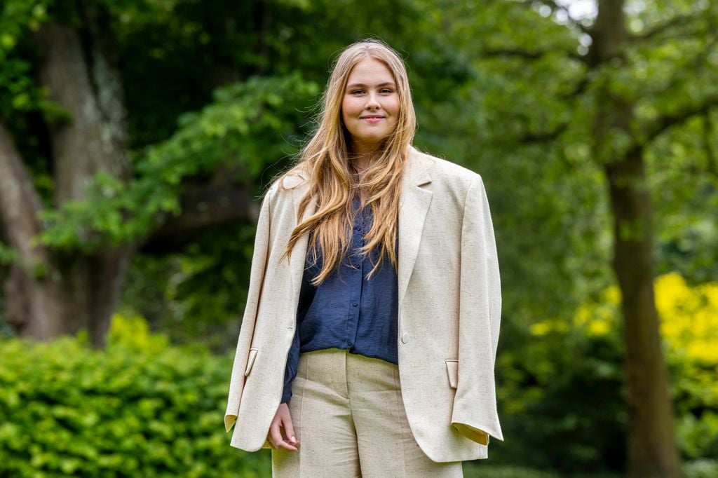 Plano medio de Amalia de Holanda con traje de lino beige
