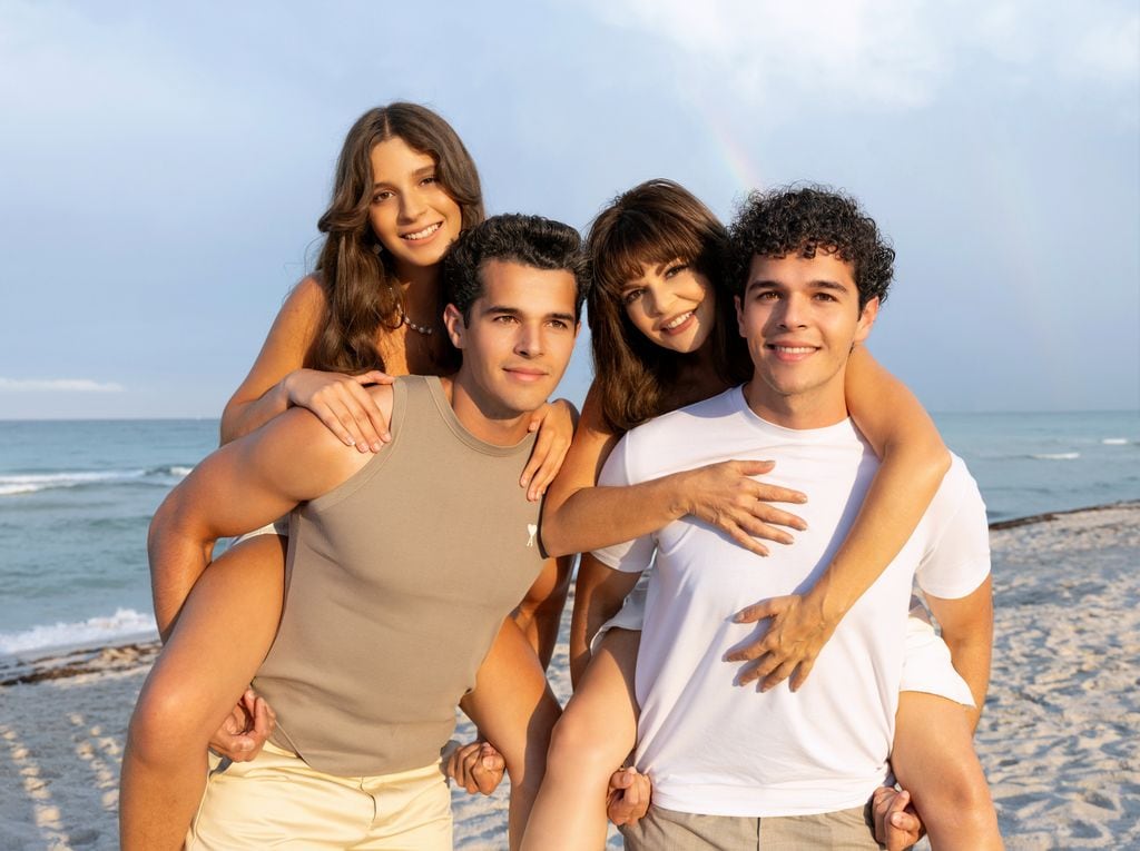 Itatí Cantoral y sus hijos, Eduardo, Roberto y María Itatí