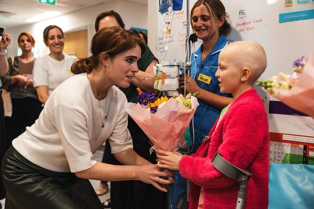 Las princesas Eugenia y Beatriz visitan un centro de cáncer en 2025