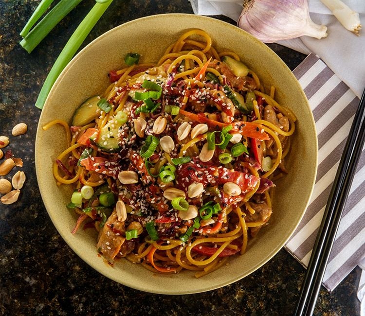 'Noodles' con verduras, pollo, cacahuetes y salsa 'sriracha'