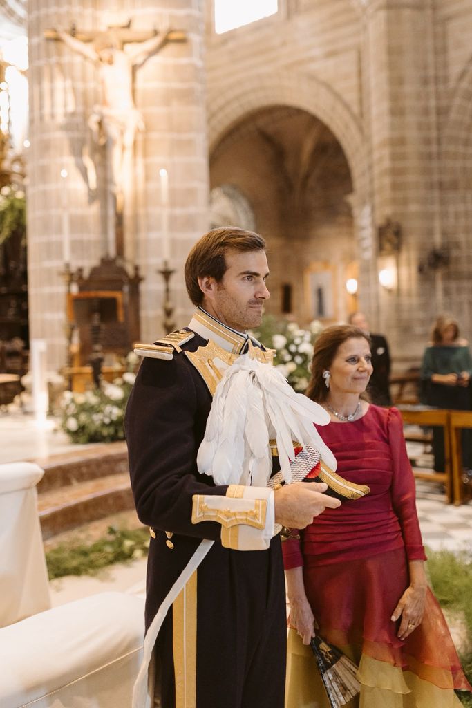 El novio, Guillermo Mariátegui, con el uniforme del Real Cuerpo de la Nobleza de Madrid
