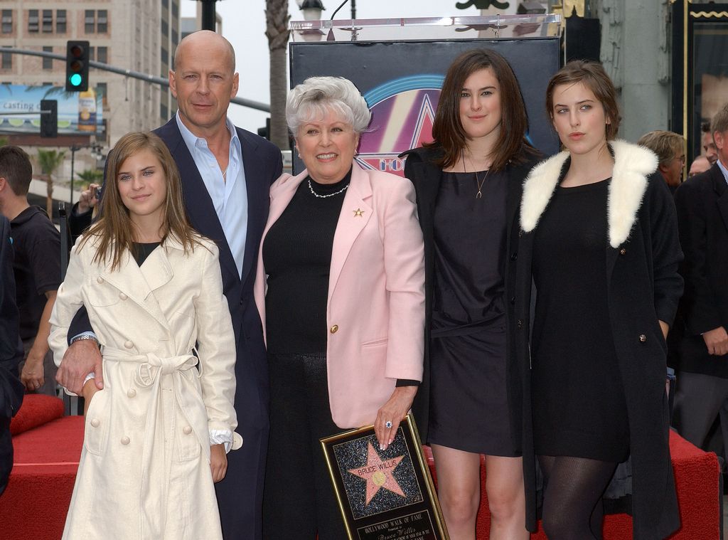 Bruce Willis con su madre Marlene y sus hijas Tallulah Willis, Rumer Willis  y Scout Willis en el Paseo de la fama