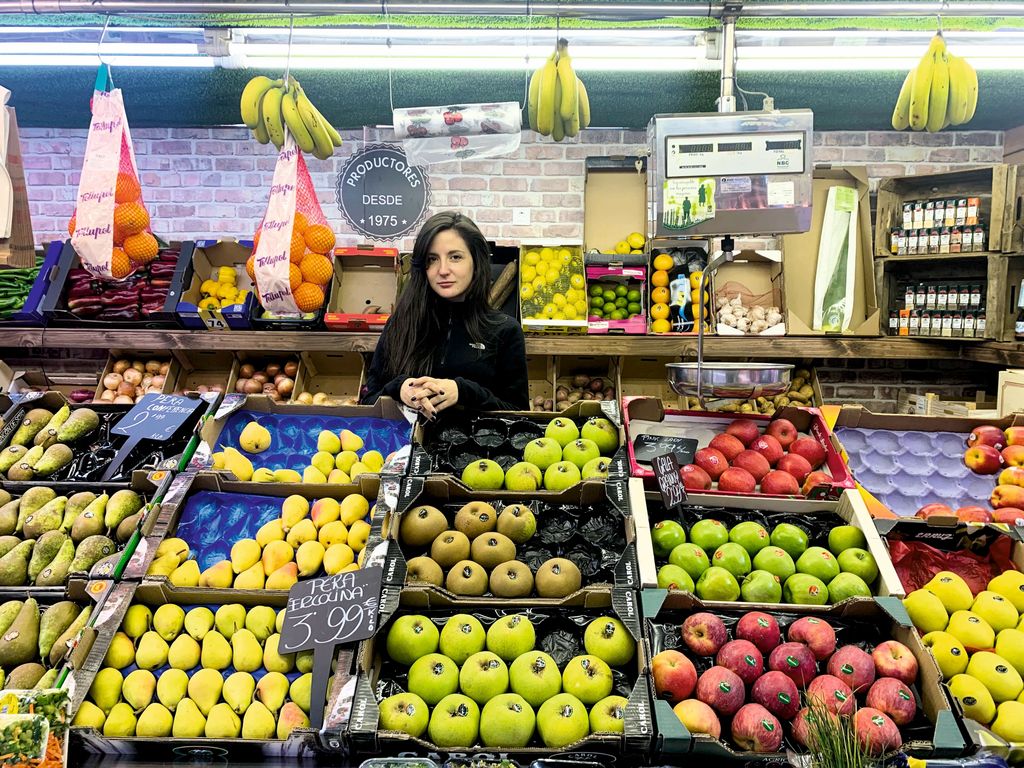 Las fruterías del mercado ponen la nota de color y frescura