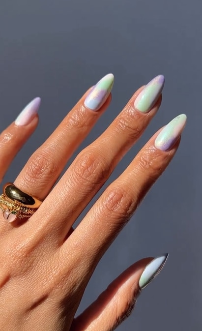 Manicura tie-dye en colores pastel