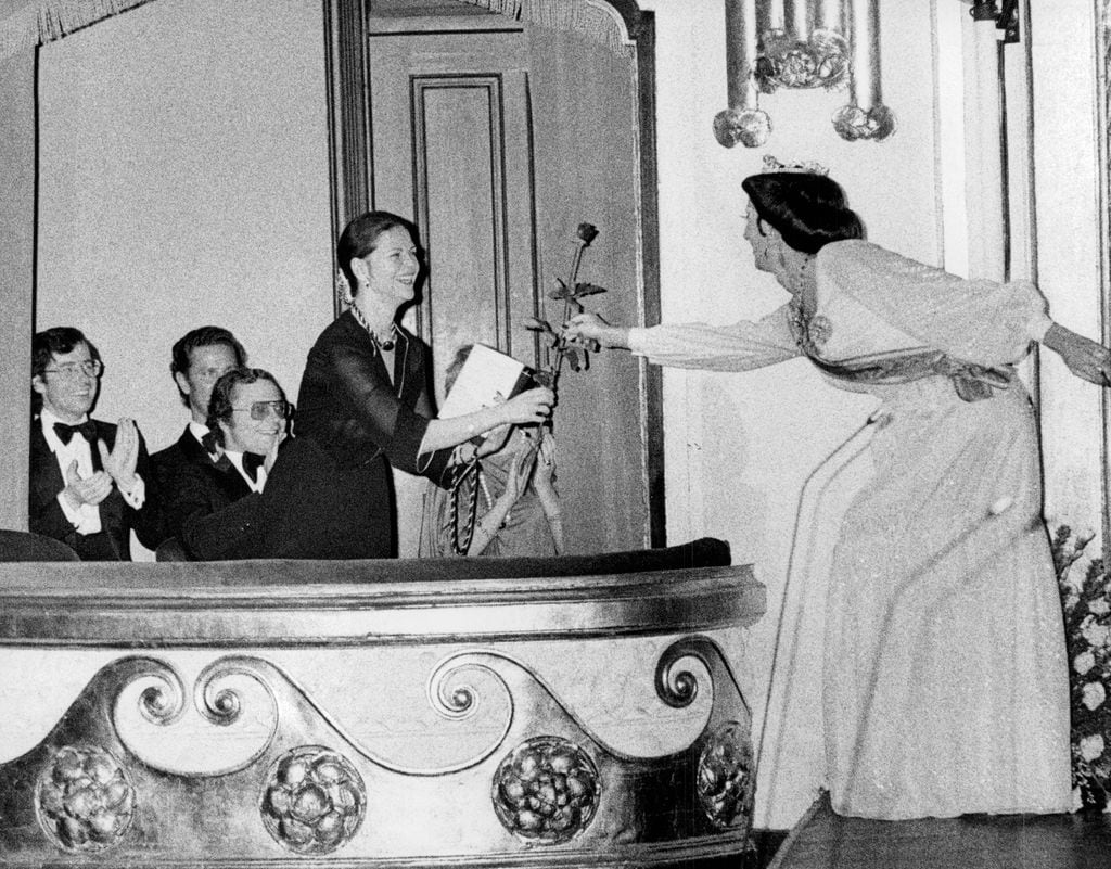 El actor Christer Lindarw le ofrece una rosa a la reina Silvia después de haberla imitado, sucedió en noviembre de 1977
