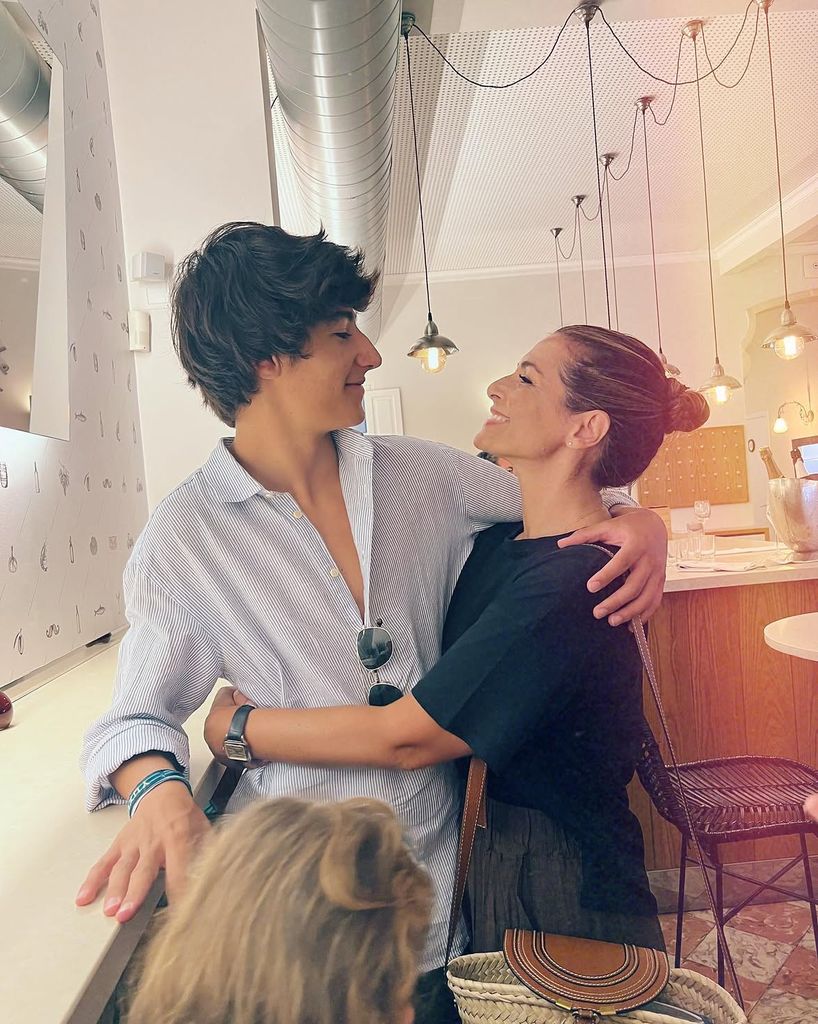 Nuria Roca felicita a su hijo Pau que cumple 20