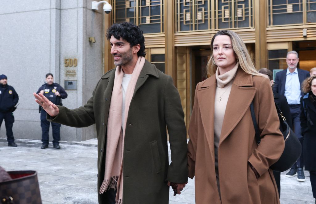 Baldoni llegó vestido con un abrigo de verde oliva, el mismo color que eligió Blake Lively para su traje