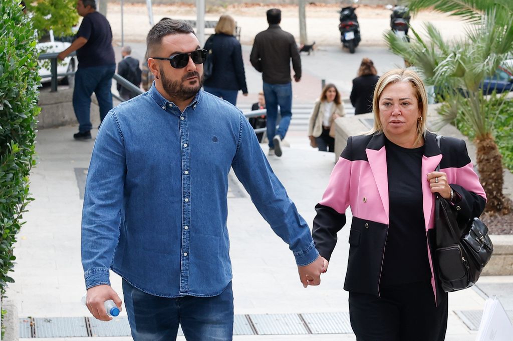 Belén Esteban llega de la mano de su marido, Miguel Marcos, a los juzgados de Madrid
