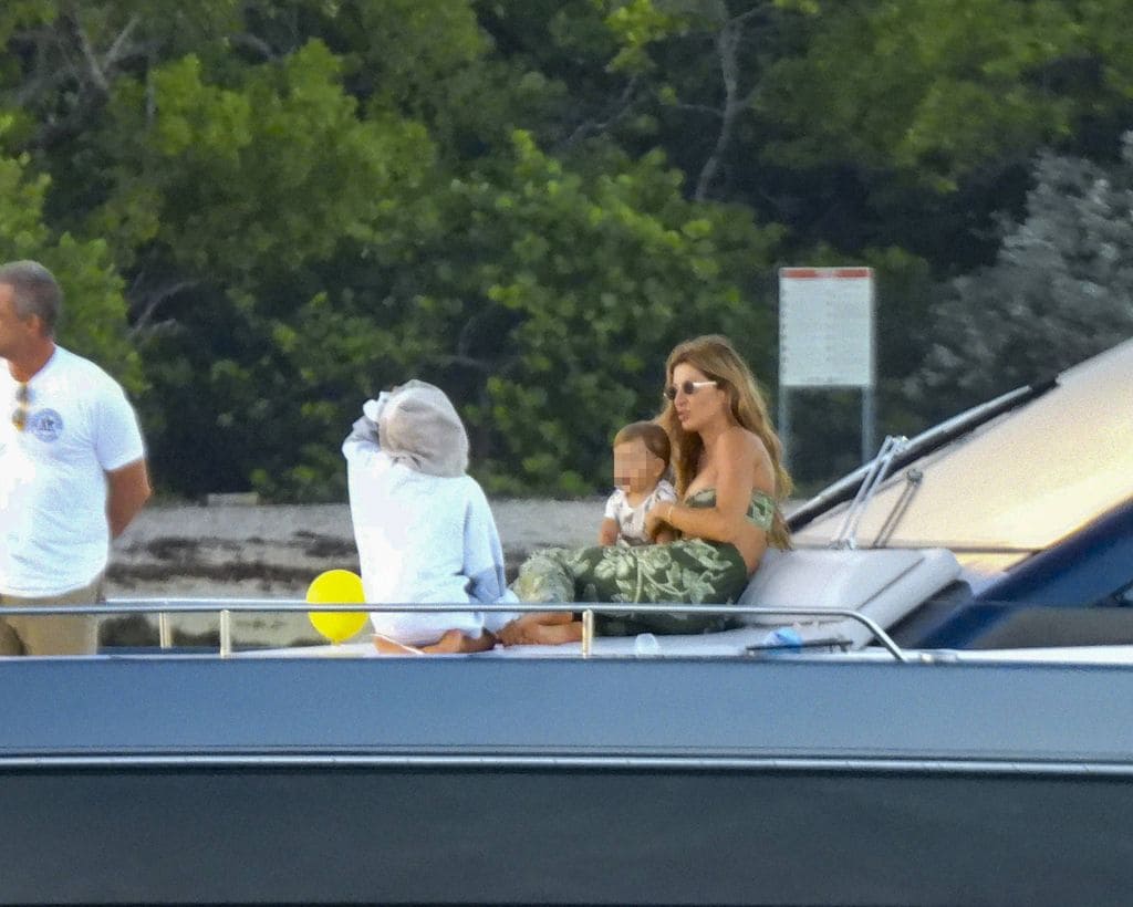 Gisele disfrutó del paseo en bote junto a su amado bebé, quien estaría por cumplir su primer año de vida.