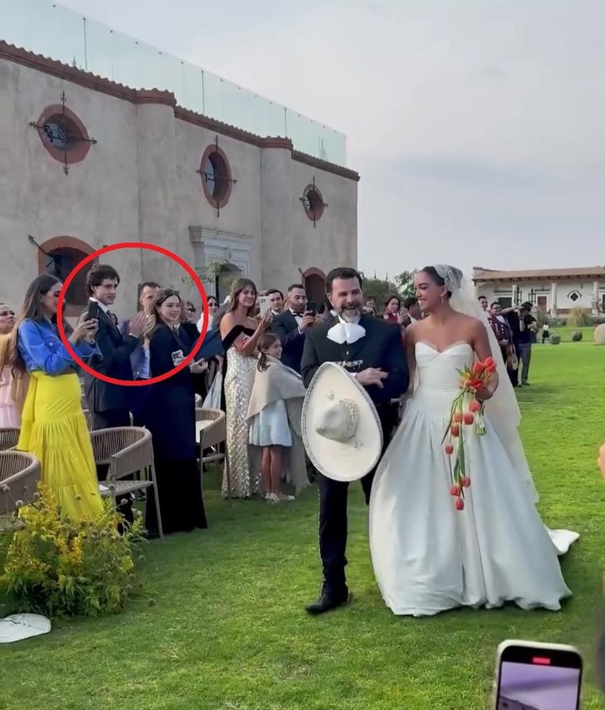 Mía Rubín y su novio Tarik Othón, presentes en la boda de Ale Capetillo