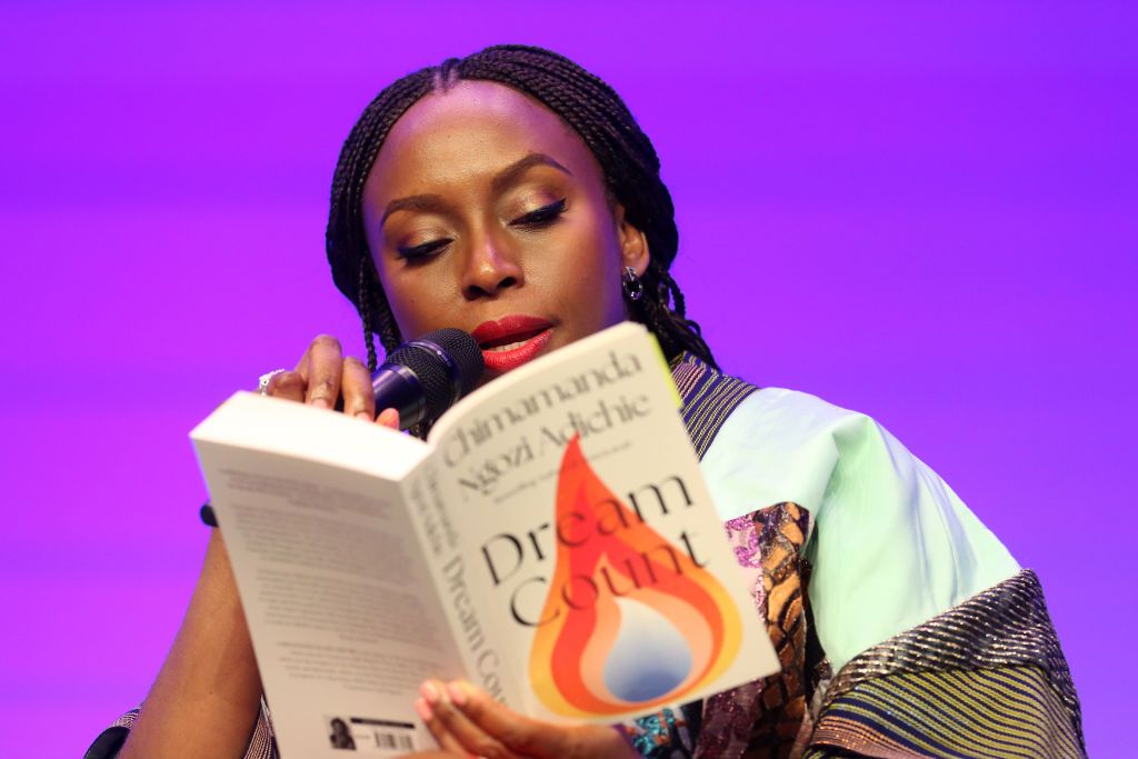 Chimamanda Ngozi Adichie presentando su última novela 'Dream Count' en el Humboldt Forum de Berlin