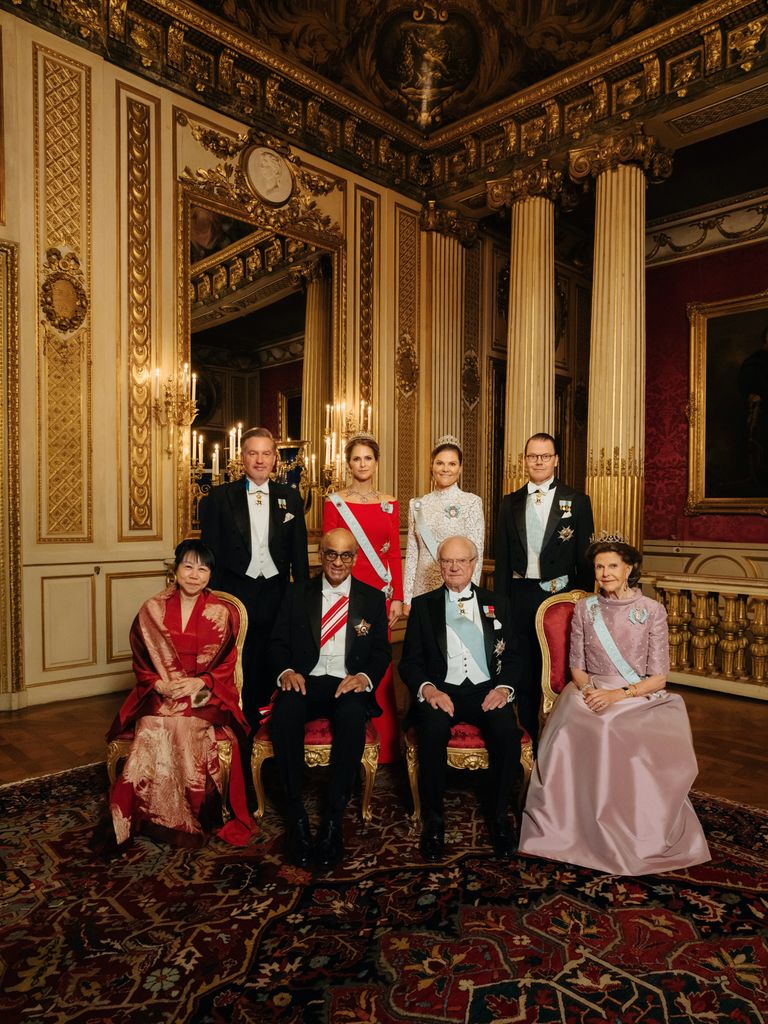 Los reyes Carlos Gustavo y Silvia de Suecia posan junto al presidente de Singapur, Tharman Shanmugaratnam, su esposa, Jane Ittogi Shanmugaratnam, y otros miembros de la familia real sueca durante el banquete de Estado celebrado en el Palacio Real de Estocolmo con motivo de su visita oficial
