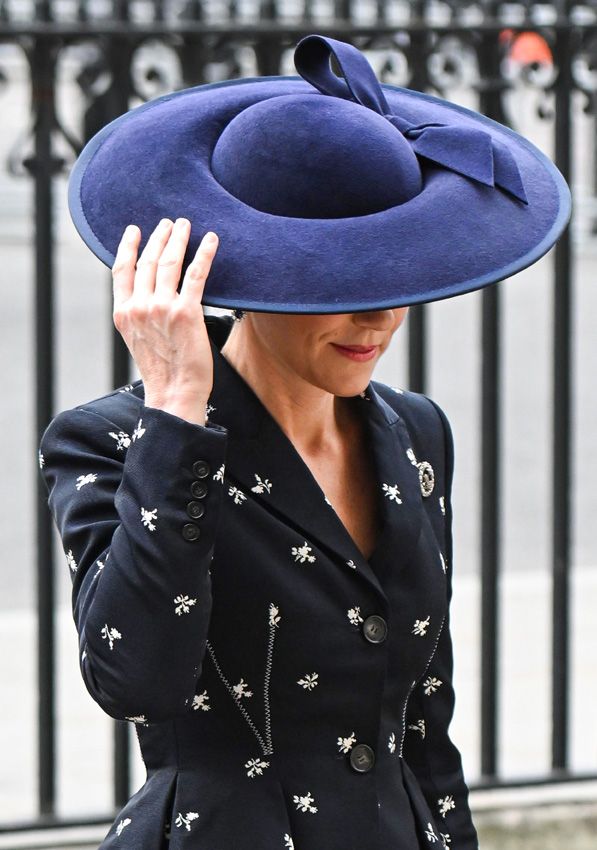 Kate Middleton estrena un traje victoriano con el broche Príncipe de Gales