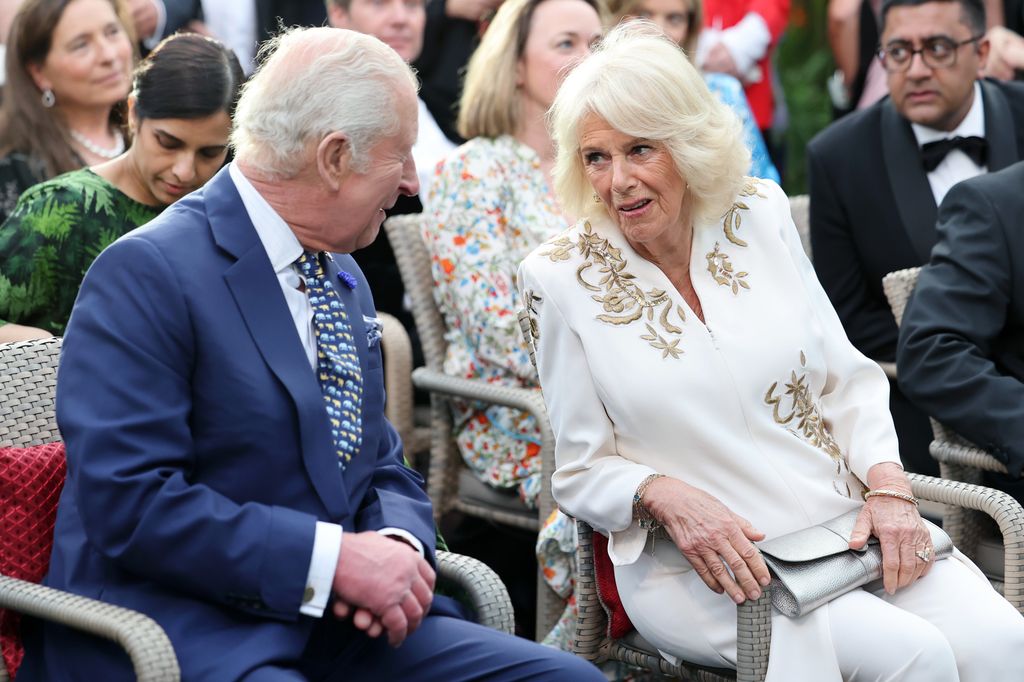 Los reyes Carlos y Camilla en una cita de Elphant Family 