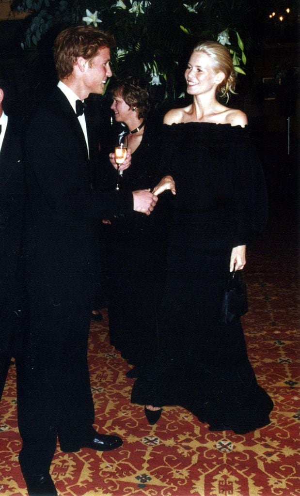 El príncipe Guillermo charla con la supermodelo Claudia Schiffer durante una fiesta en Highgrove House