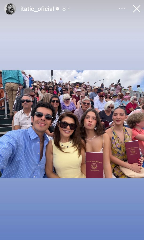 Itatí Cantoral con sus hijos Eduardo y María Itatí, además de la novia del graduado.