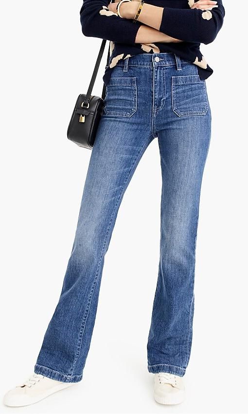 modelo con pantalones de corte alto de jcrew