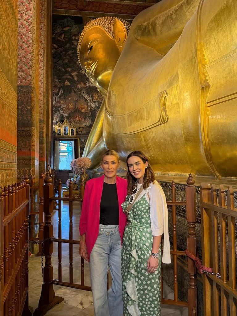Madre e hija disfrutaron el buda más grande de la ciudad.