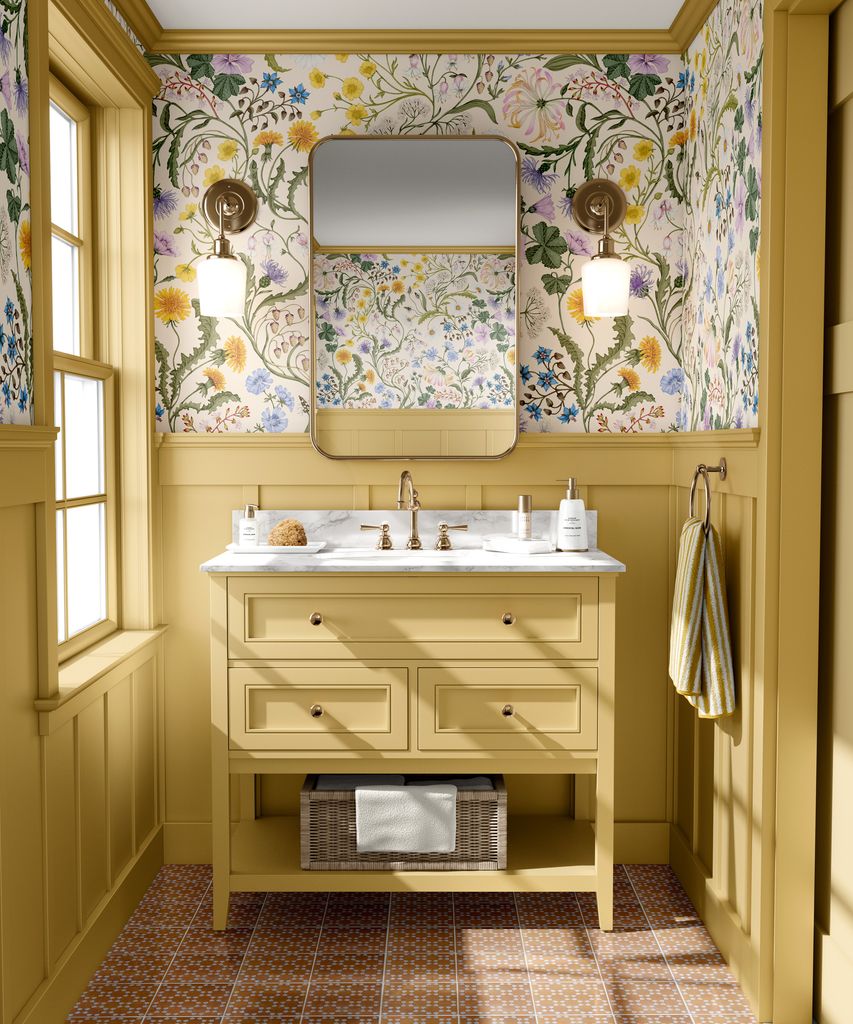Baño amarillo con papel de flores