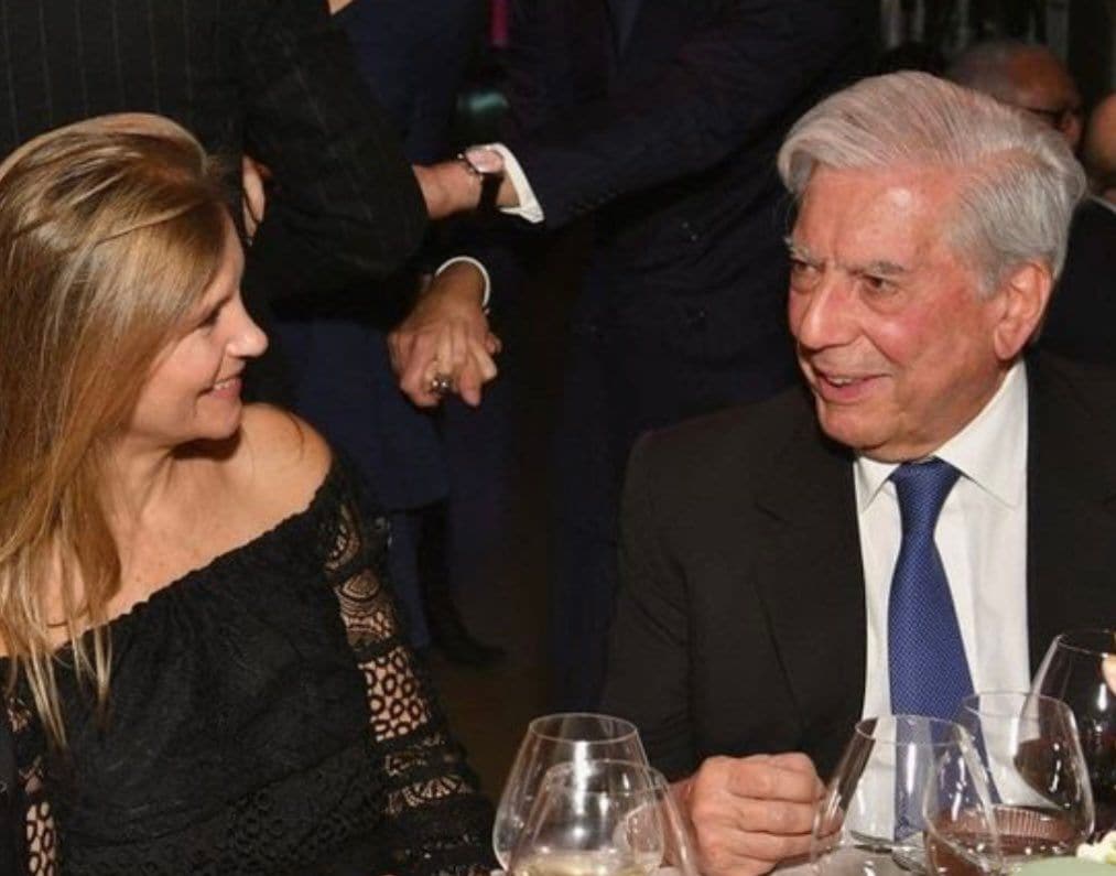 Mario Vargas Llosa con su exnuera, Susana Abad