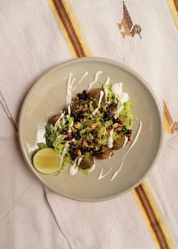 Tacos dorados de salchicha y macha, una de las recetas que figuran en el libro