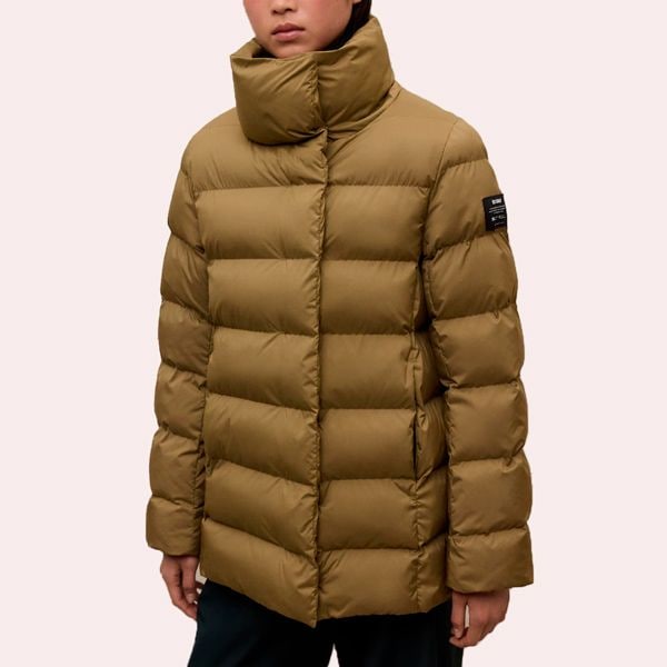 Abrigo de mujer con cierre de corchetes y cuello alto