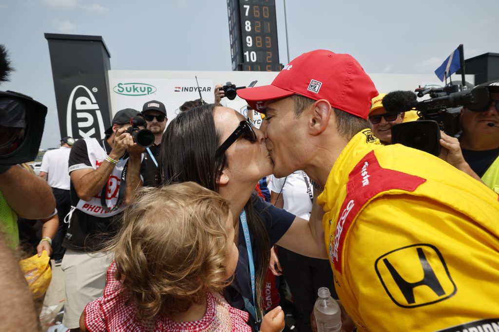 El piloto catalán, de celebración su mujer y su hija en otra carrera
