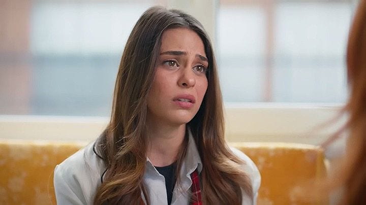 Avance de 'Hermanos': Elif cura las manos de Ayla y le pide que deje el trabajo de friegaplatos en un restaurante