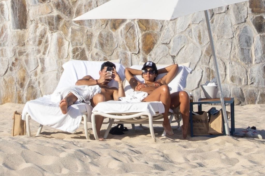 Jessica Alba y Danny Ramirez relajados en su sesión de bronceado.