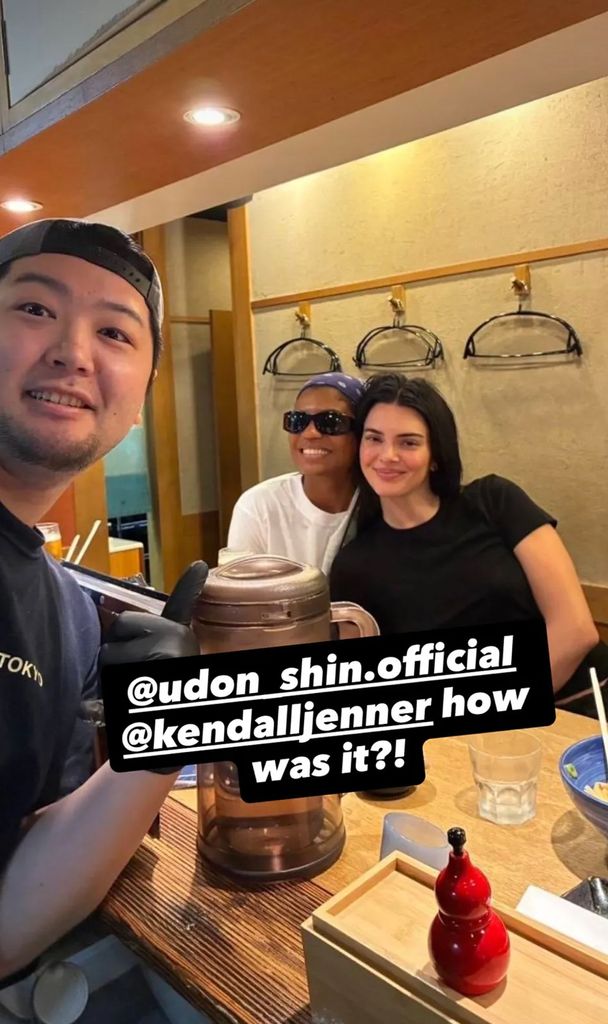 Kendall Jenner cenando en el restaurante Udon Shin en Tokio