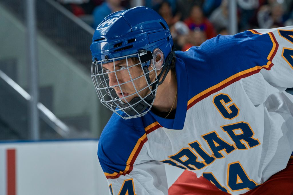 Garrett es un arrogante y popular jugador de hockey del equipo universitario de la universidad de Briar