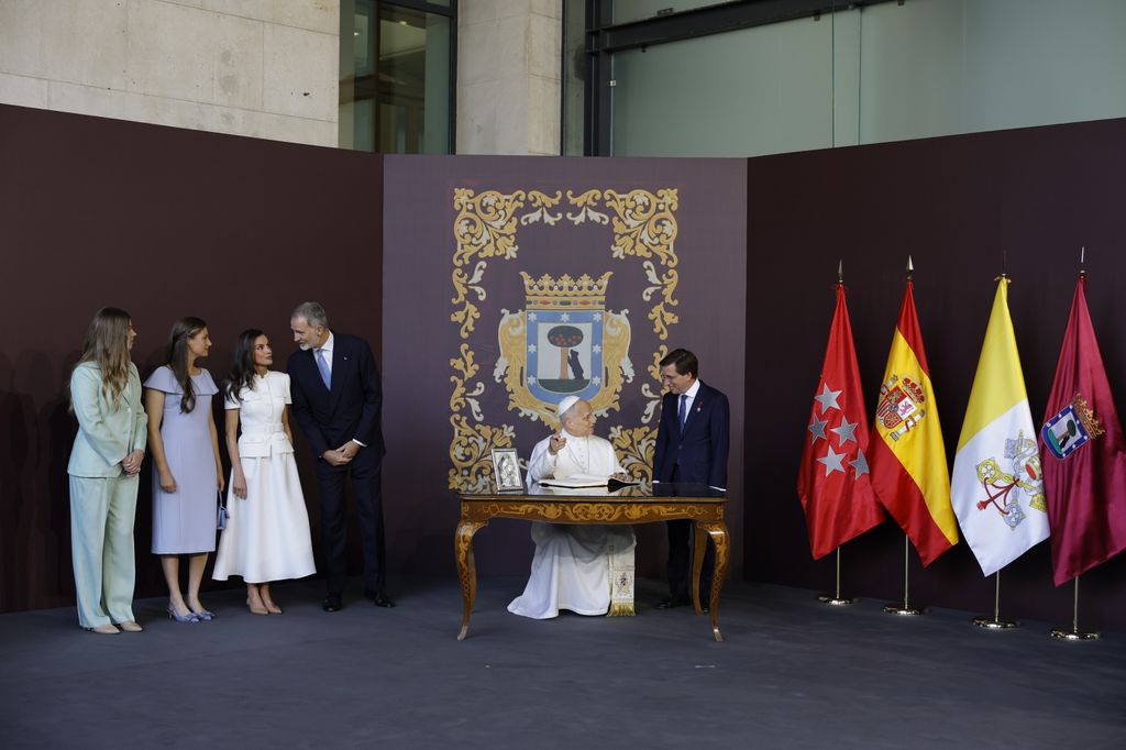 La Familia Real en el acto de entrega de la Llave de Oro de Madrid al Papa 
