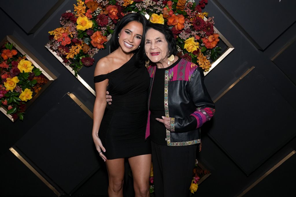 Becky G y Dolores Huerta en un evento en Hollywood en febrero de 2025.
