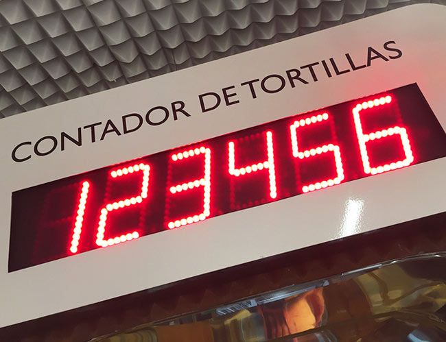 La decoración de la renovada 'Taberna Pedraza' (acaban de mudarse a un nuevo local, a tan sólo unos pasos de la ubicación original) incluye elementos tan singulares como este divertido contador de tortillas.
